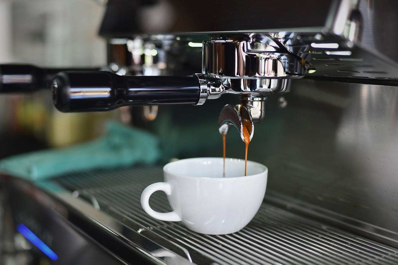 Kaffee aus einem Kaffeevollautomaten