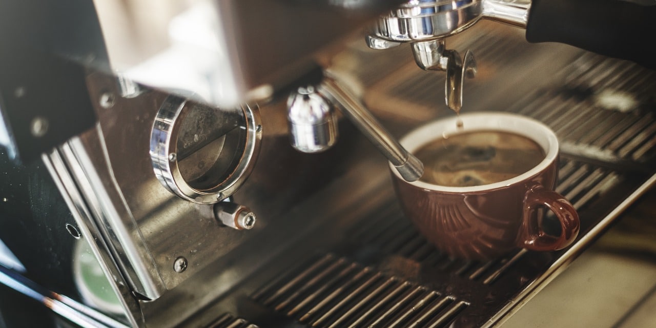 Kaffeetasse an einem Kaffeeautomaten