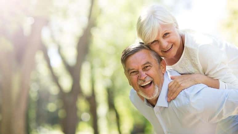 Zwei glückliche Rentner dank Altersvorsorge