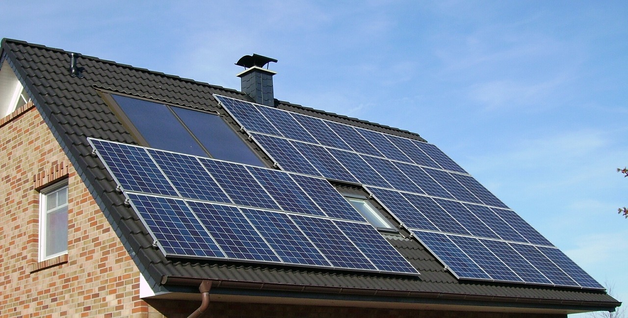 Mit einem Ökokredit eine Photovoltaikanlage finanzieren und Dank ökologischer Sanierung in eine Solaranlage investieren