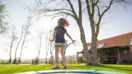 Stahlfeder- oder Gummifeder-System bei Trampolinen