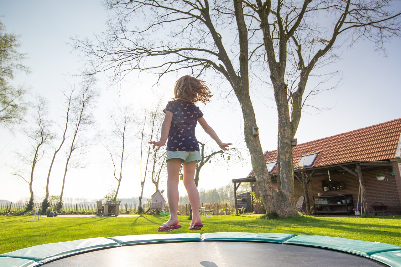 Stahlfeder- oder Gummifeder-System bei Trampolinen