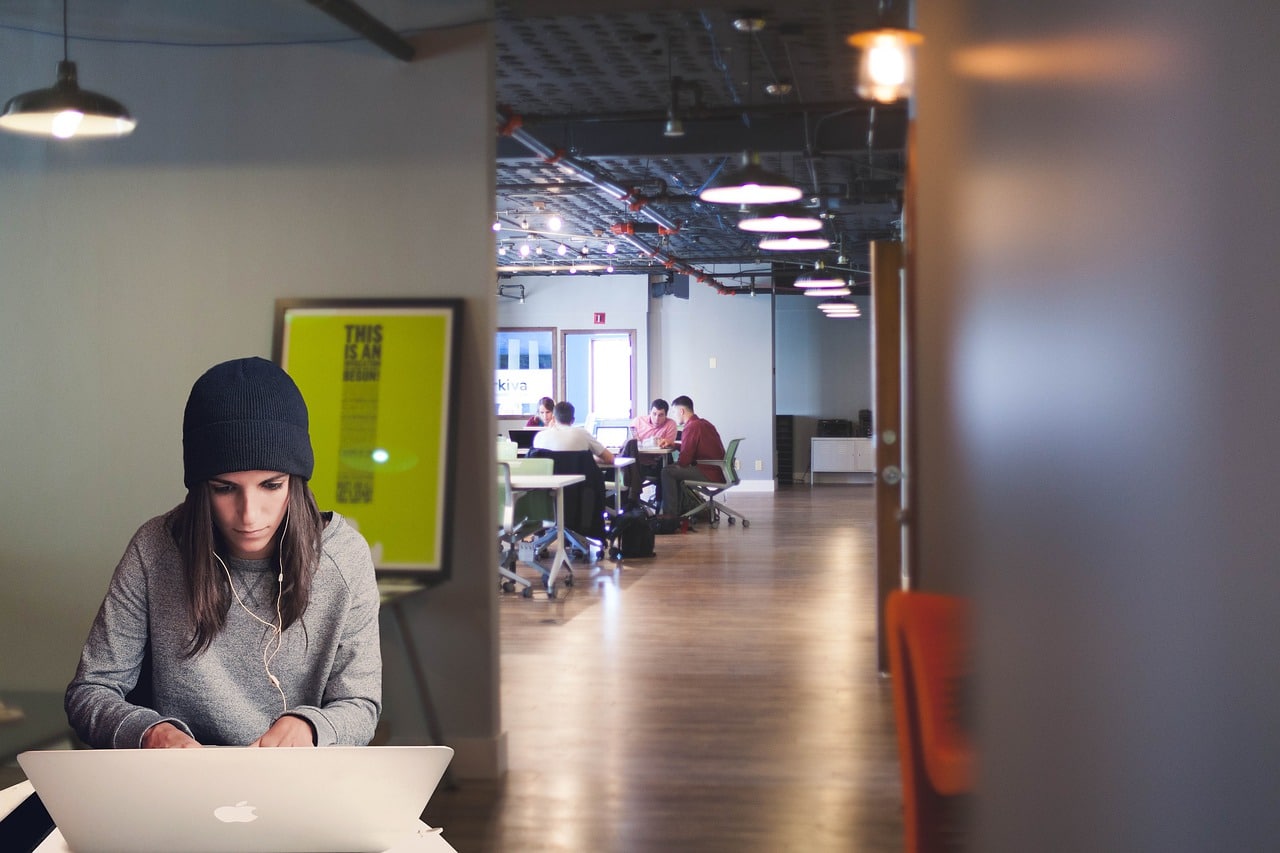 Frau im Coworking Space