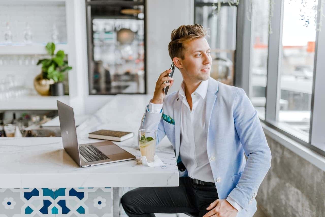 Key Account Manager bei der Arbeit
