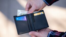 Neben Bargeld und EC-Karte gehört die Kreditkarte für viele Menschen zu den häufig genutzten Zahlungsmitteln. Dabei ist bereits der Einsatz der Kreditkarte eine Form der Finanzierung, bei der die Bank dem Kunden einen Mini-Kredit bewilligt.