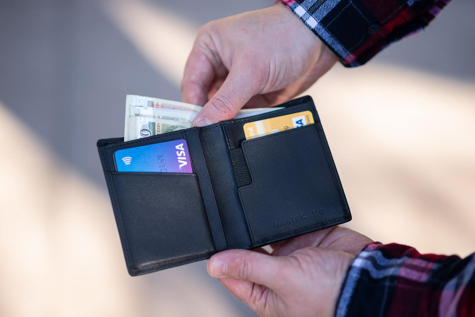 Neben Bargeld und EC-Karte gehört die Kreditkarte für viele Menschen zu den häufig genutzten Zahlungsmitteln. Dabei ist bereits der Einsatz der Kreditkarte eine Form der Finanzierung, bei der die Bank dem Kunden einen Mini-Kredit bewilligt.