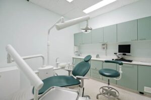 Zahnarztzimmer und die Wichtigkeit einer Zahnversicherung