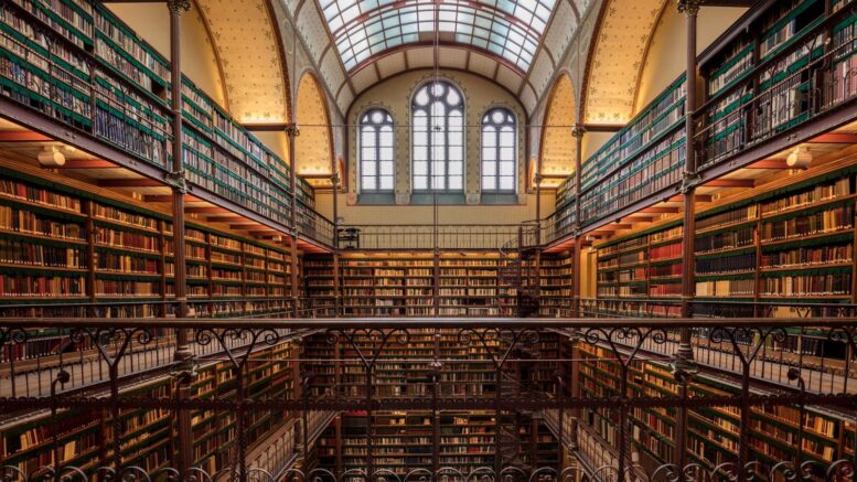 Historischer Lesesaal mit Bücherregalen