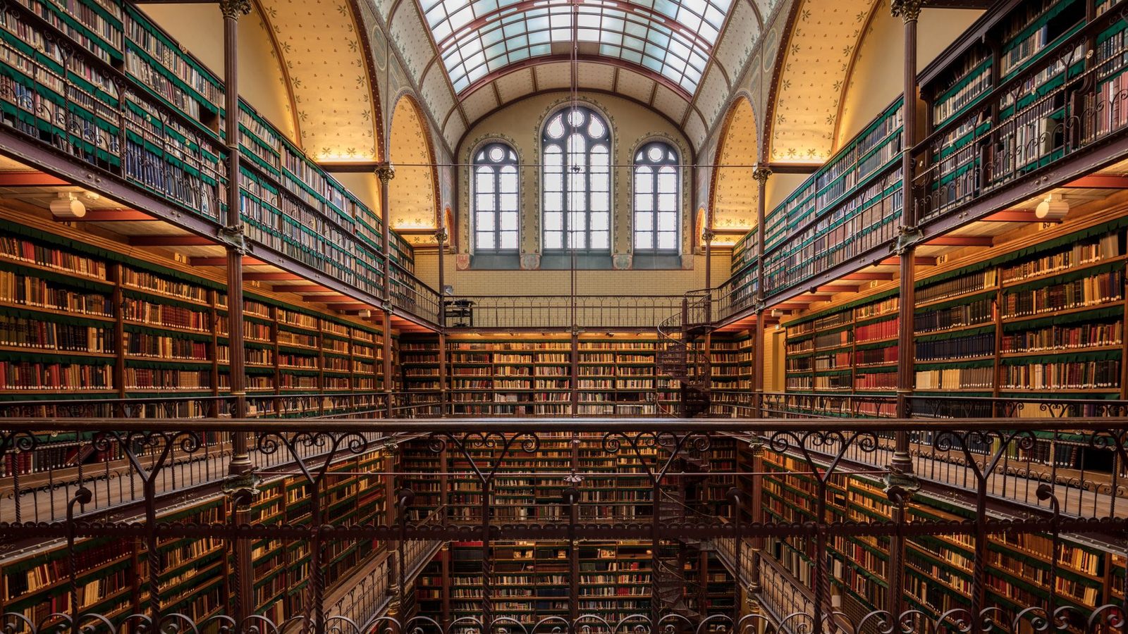Historischer Lesesaal mit Bücherregalen