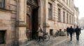 Eingang eines historischen Stiftungsgebäudes in einer deutschen Stadt